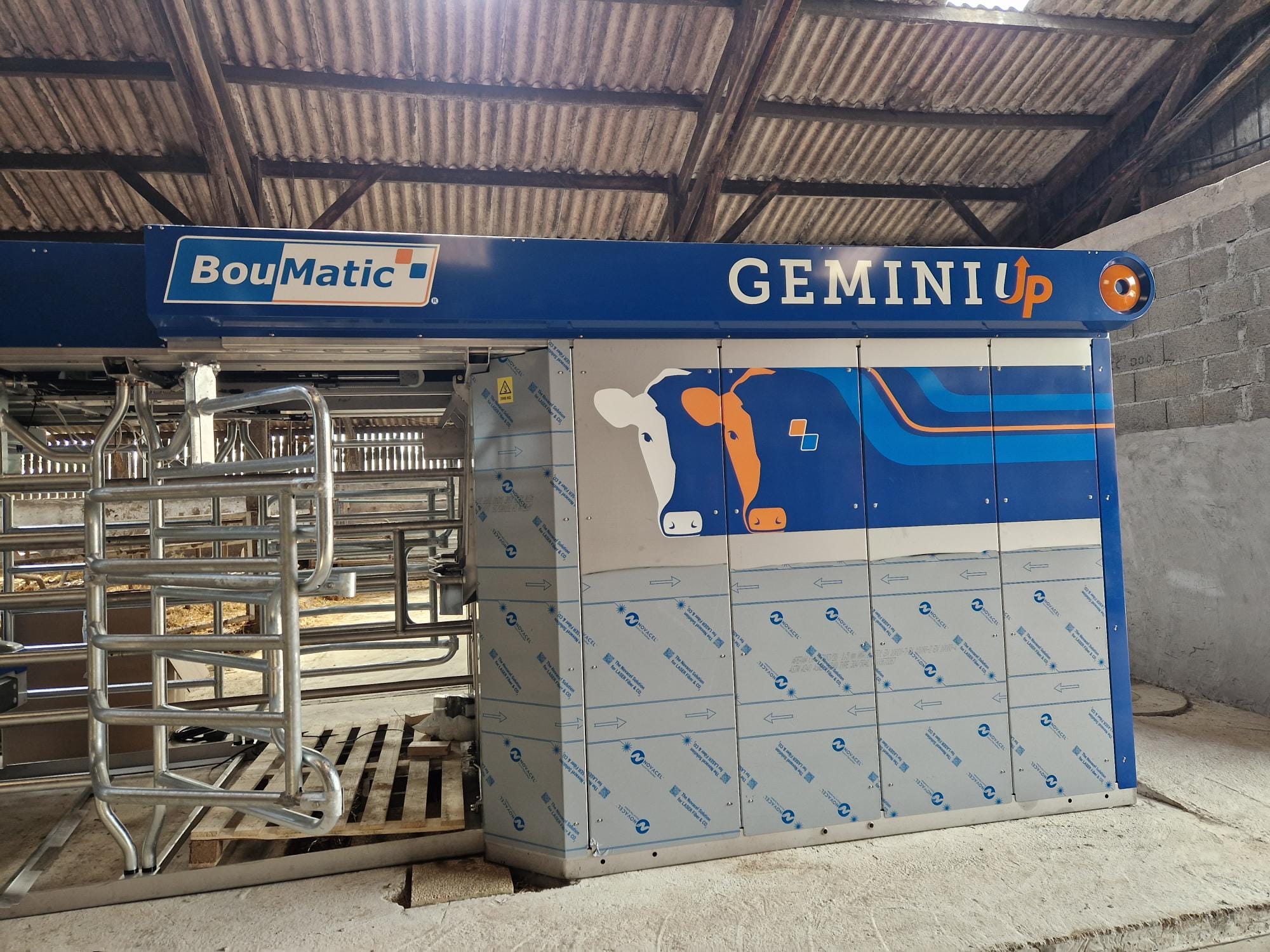 Robot de traite double box Gemini Up Boumatic à Plouarzel.